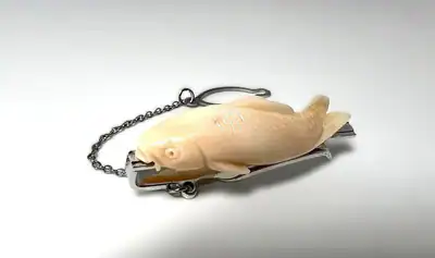 Vintage Japan Coral Koi Tie Clip handgeschnitzt Krawattenhalter Fisch