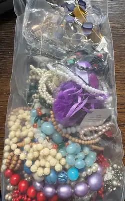 Sammlung / Konvolut Modeschmuck - Colliers,Ketten, Armbänder - 1,3 Kilo