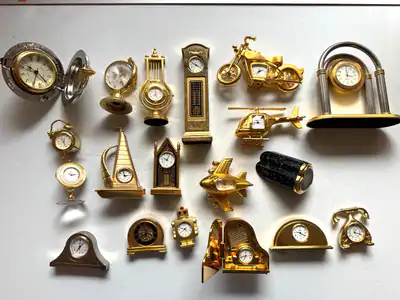 19 Miniatur-Quarzuhren Konvolut u.a. Motorrad Flugzeug Telefon Tischuhren