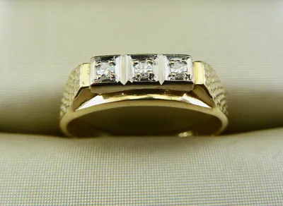 Ring 585/- Gelb Gold mit 3 kleinen Brillanten 60er Jahre