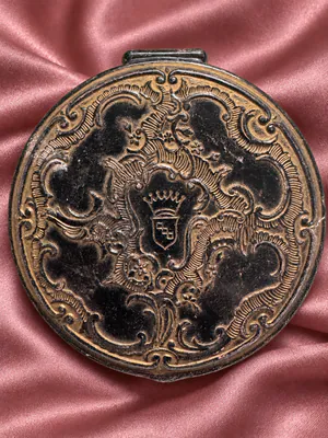 Ritz Happyli Vintage Puderdose schwarz goldfarben Wappen Ornamentdekor
