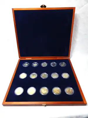15 Stk. 2,-Euro-Gedenk-Münzen Euro im Holz-Case, teils seltene dabei