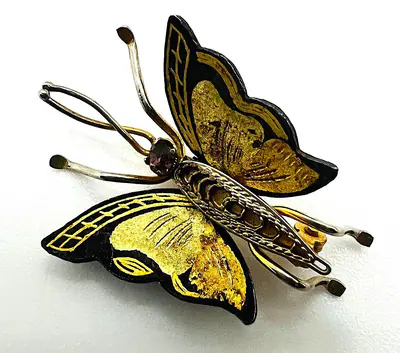 Filigrane Vintage-Schmetterlingsbrosche mit goldfarbenem Emaille