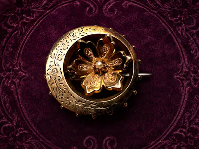 Biedermeier Brosche - Blüte Perlchen floral graviert goldfarben um 1900 - 2,5 cm