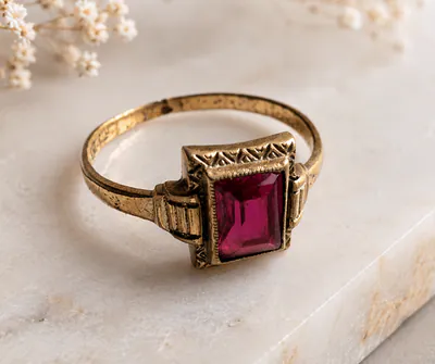 Charnier Ring mit Synthetischem Rubin - Antik um 1900 - Vergoldet - Größe 58